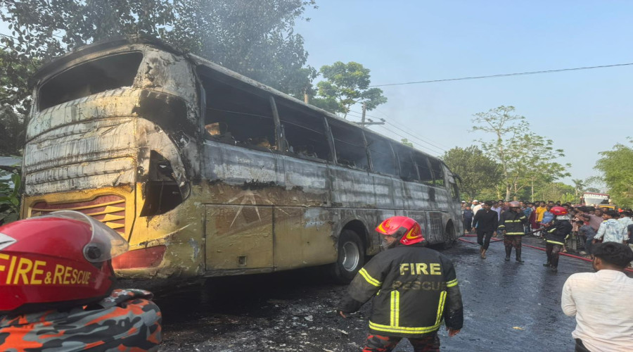 যশোরে চলন্ত বাস পুড়ে ছাই সৌভাগ্যক্রমে বেঁচে গেছেন সবাই